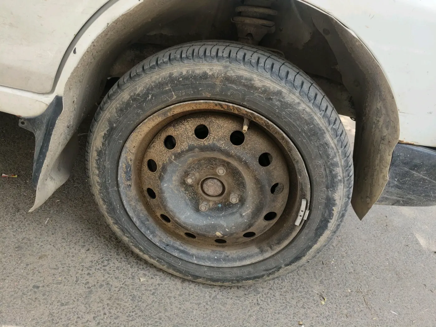 2013 Maruti Eeco 5 STR CNG WITH HTR, CNG, Manual, 2,34,274 km, tyre