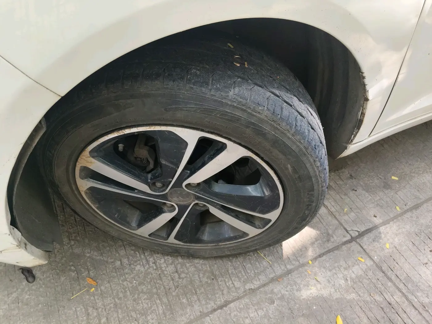 2020 Tata ALTROZ XZ PETROL, Petrol, Manual, 68,818 km, tyre