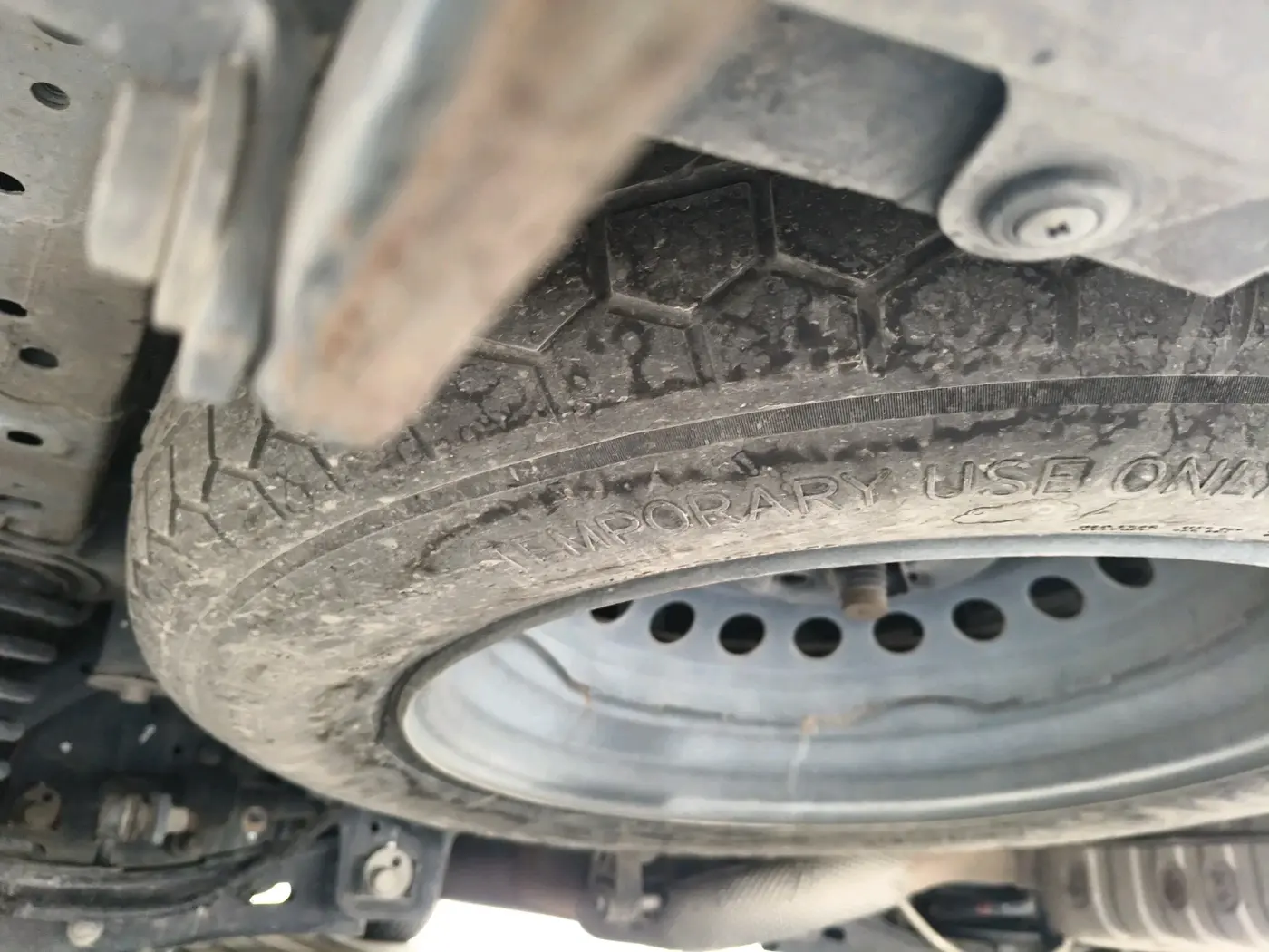 2022 Mahindra XUV700 AX 7 LUXURY P AT 7 STR, Petrol, Automatic, 64,797 km, tyre