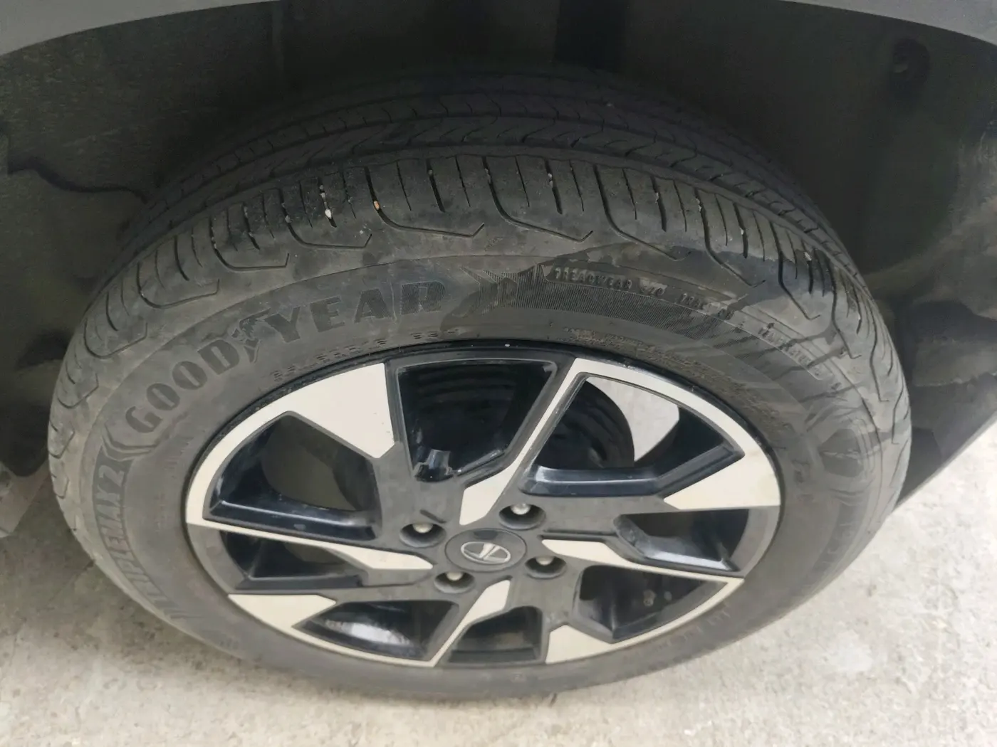 2023 Tata PUNCH ACCOMPLISHED DAZZLE SUNROOF CNG MT, CNG, Manual, 47,558 km, tyre