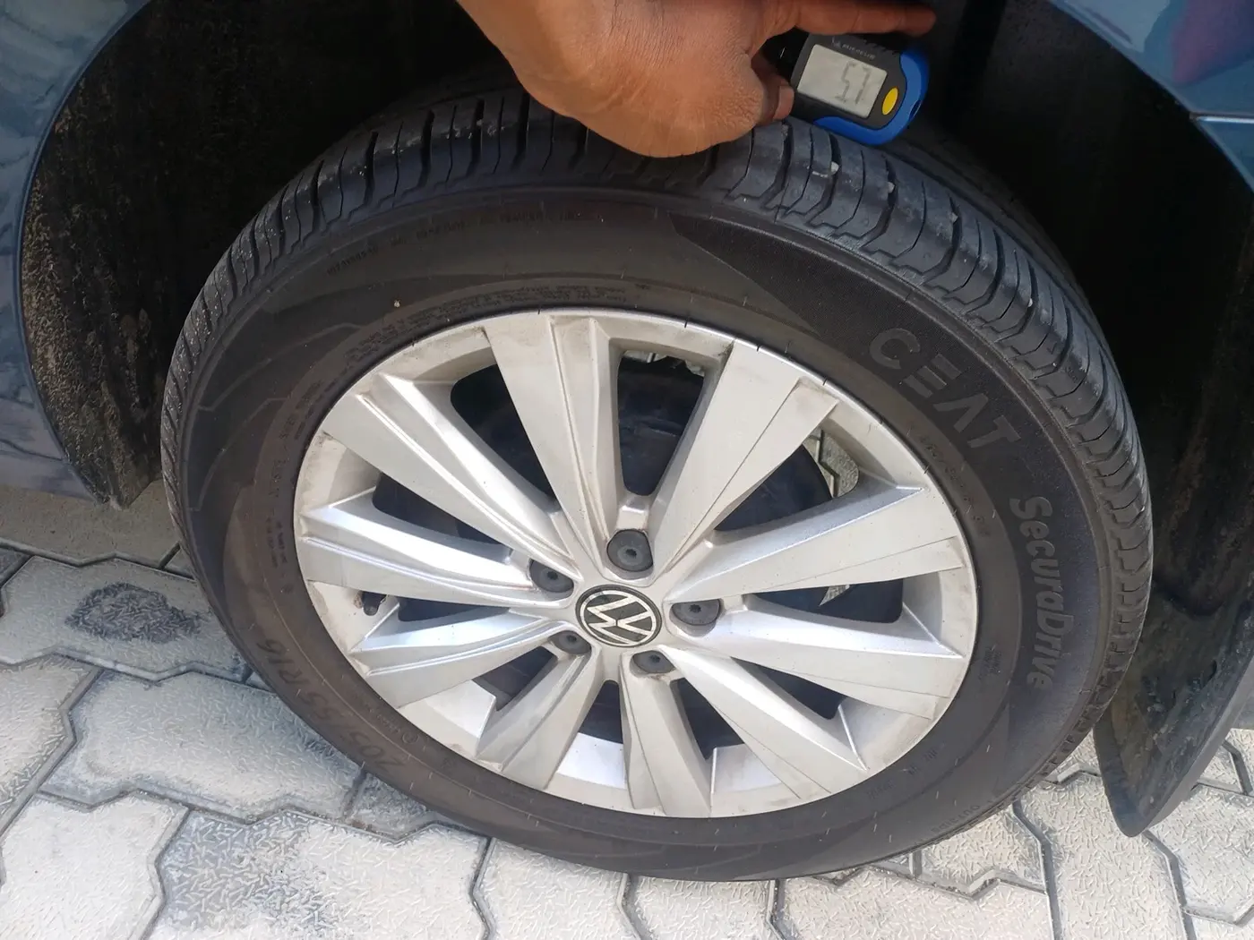 2024 Volkswagen VIRTUS HIGHLINE TSI 1.0 AT, Petrol, Automatic, 12,713 km, tyre