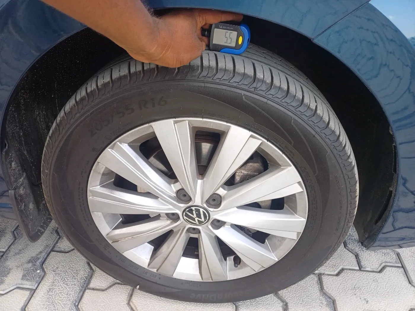 2024 Volkswagen VIRTUS HIGHLINE TSI 1.0 AT, Petrol, Automatic, 12,713 km, tyre
