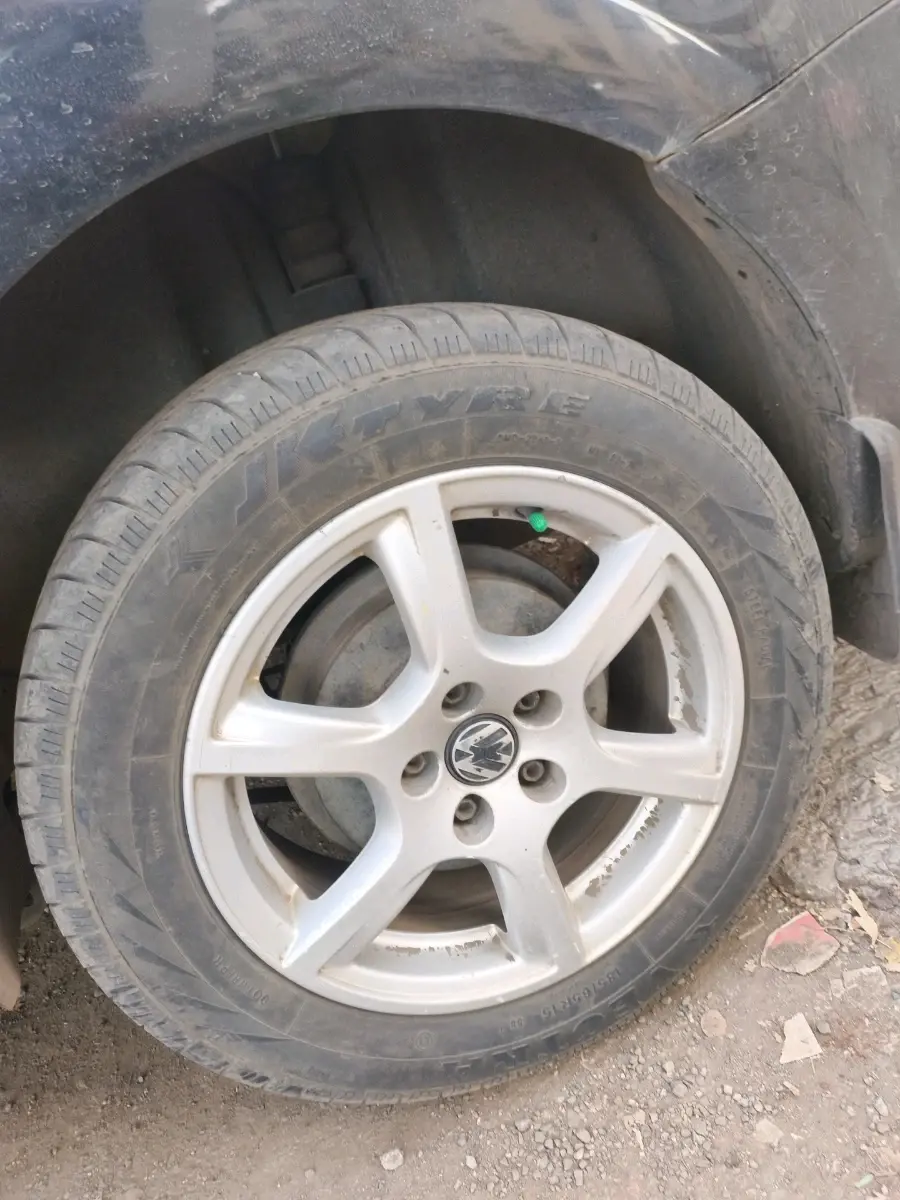 2013 Volkswagen Vento HIGHLINE DIESEL 1.6, Diesel, Manual, 1,05,217 km, tyre