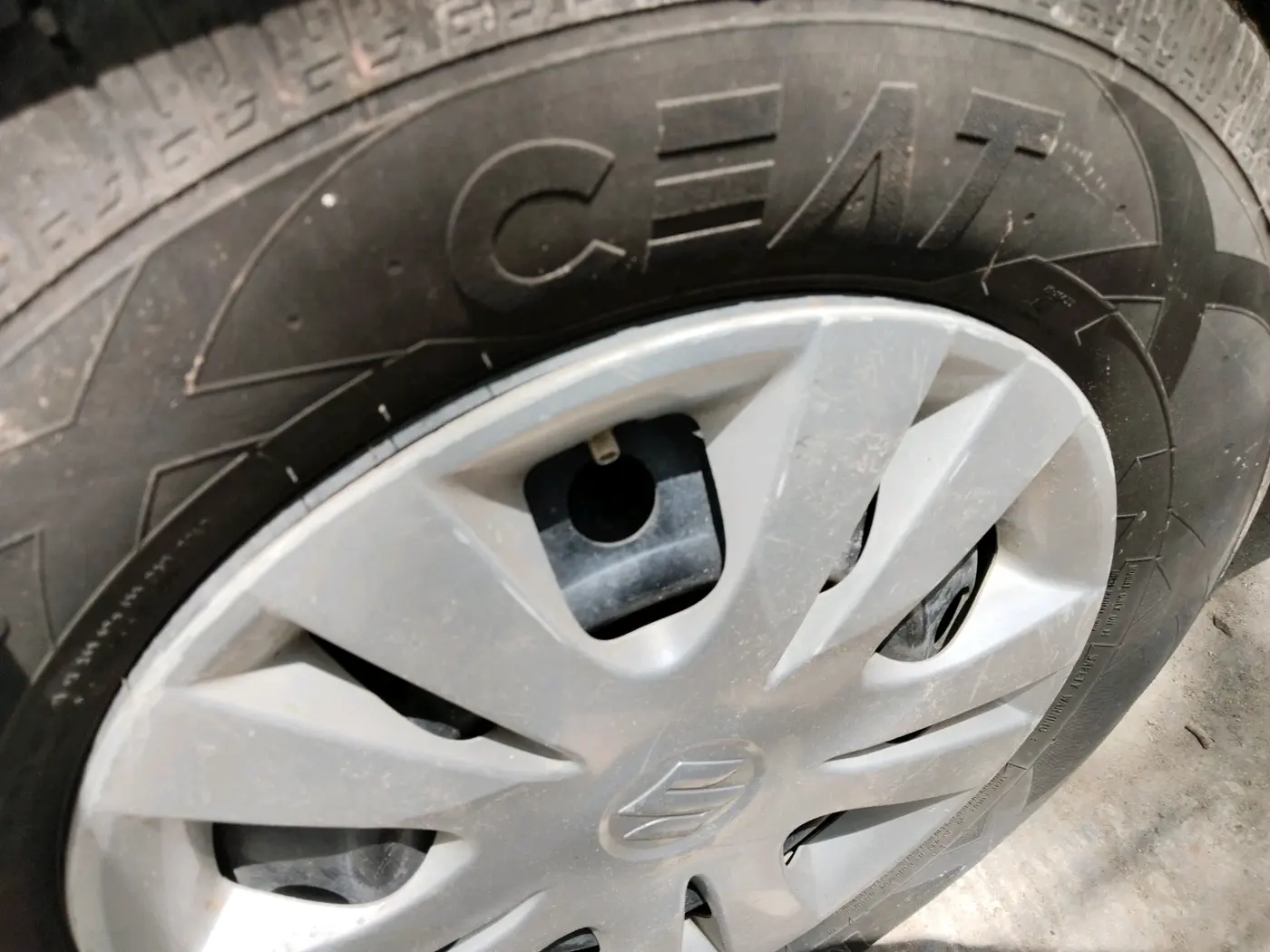 2013 Maruti Swift Dzire VXI, Petrol, Manual, 1,05,901 km, tyre