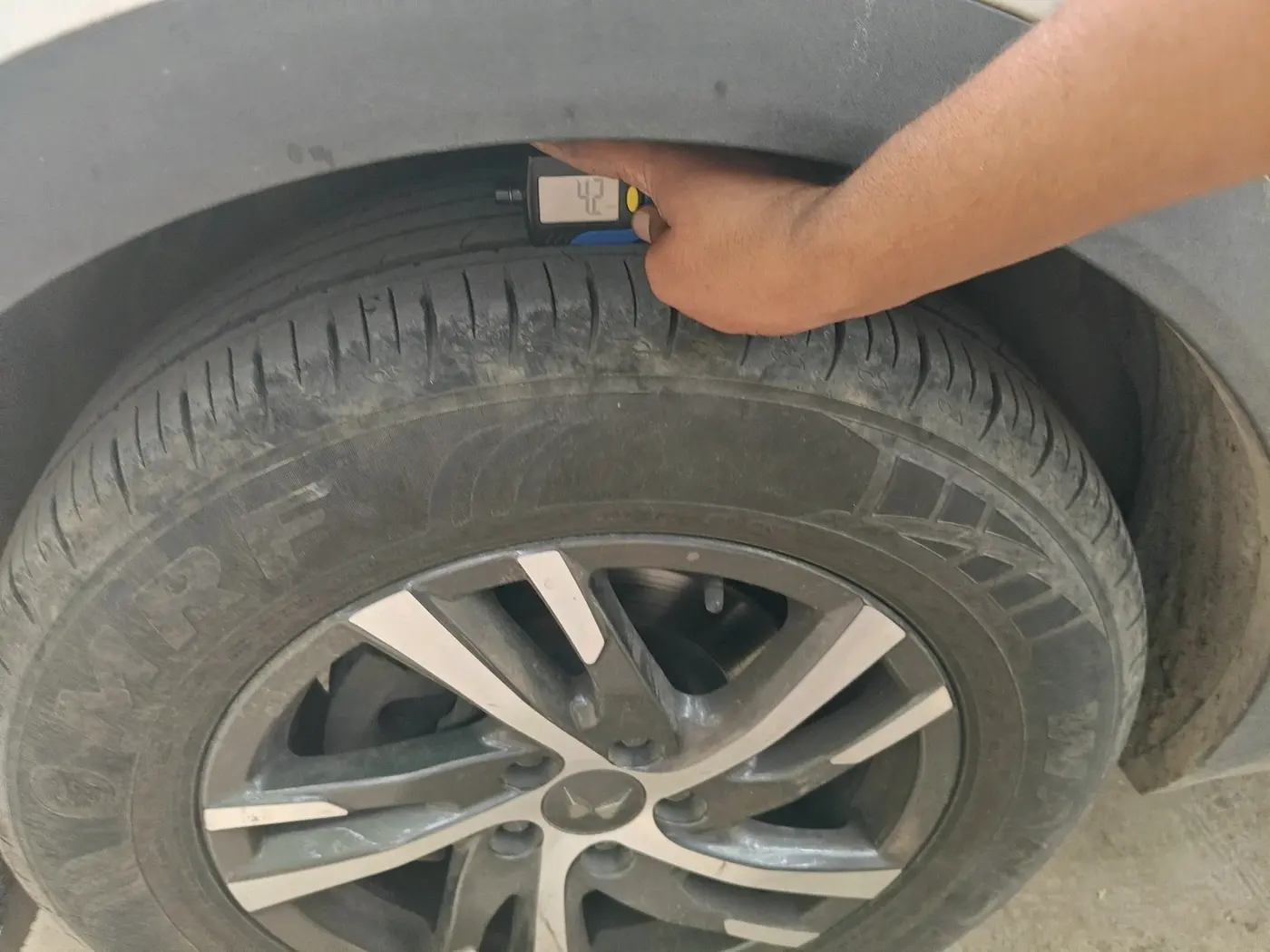 2022 Mahindra XUV700 AX 5 P AT 5 STR, Petrol, Automatic, 31,015 km, tyre