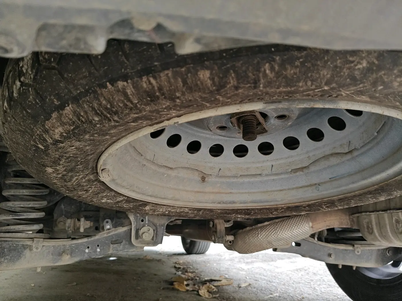 2022 Mahindra XUV700 AX 5 P AT 5 STR, Petrol, Automatic, 31,015 km, tyre