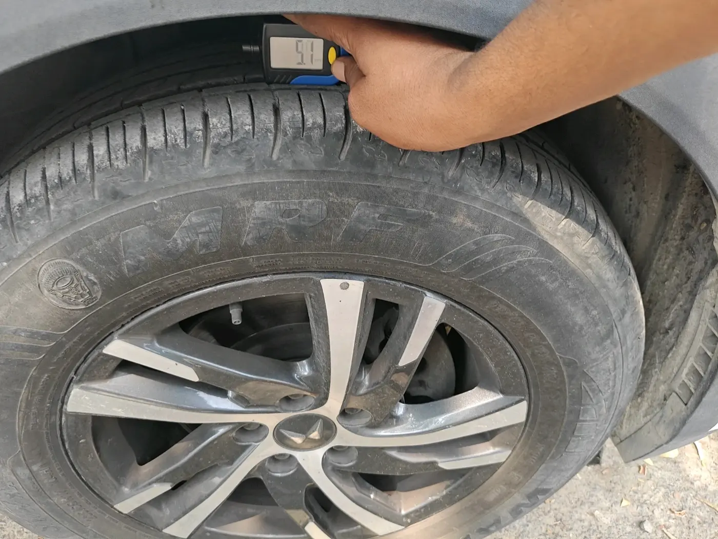 2022 Mahindra XUV700 AX 5 P AT 5 STR, Petrol, Automatic, 31,015 km, tyre