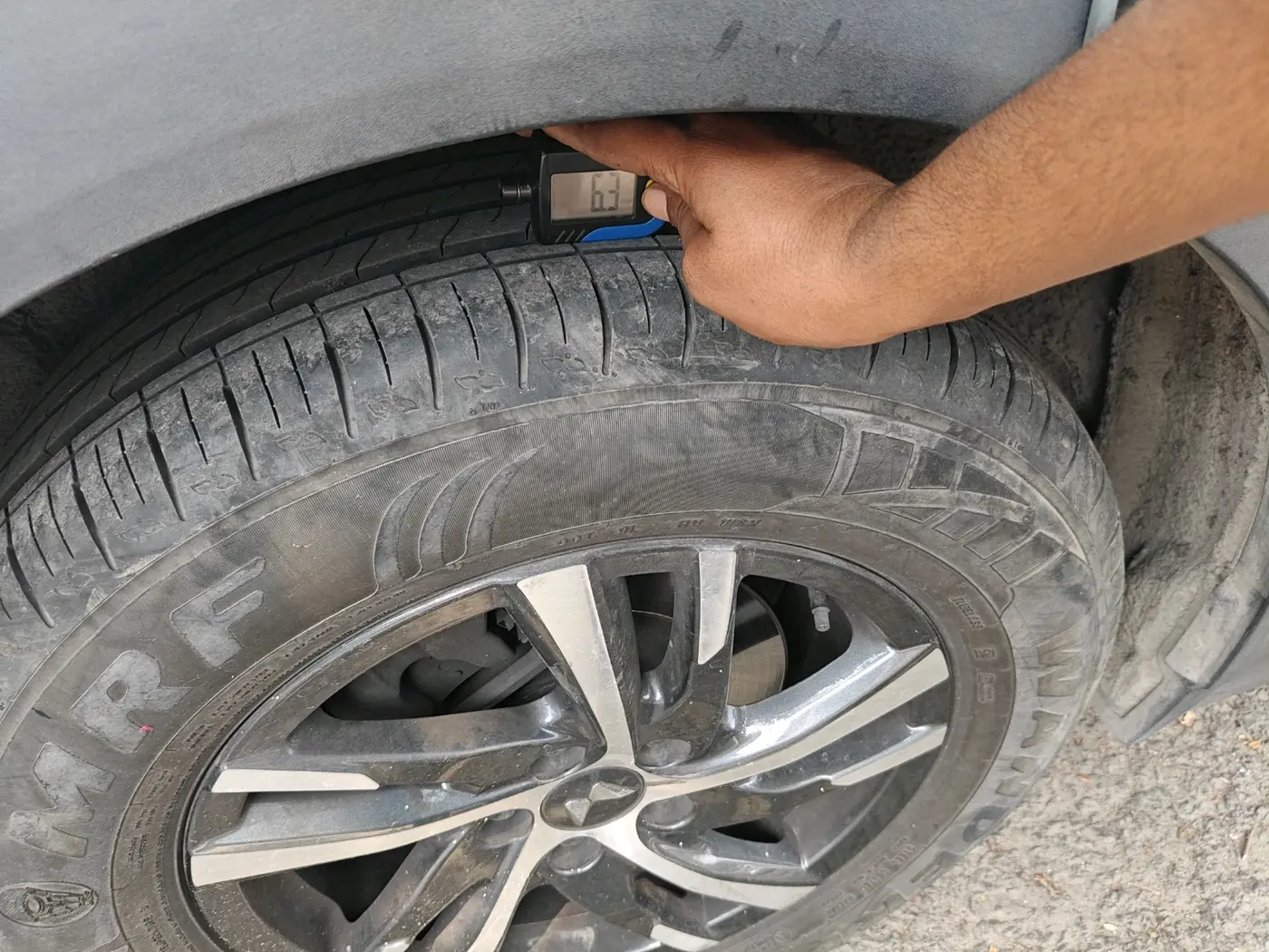 2022 Mahindra XUV700 AX 5 P AT 5 STR, Petrol, Automatic, 31,015 km, tyre