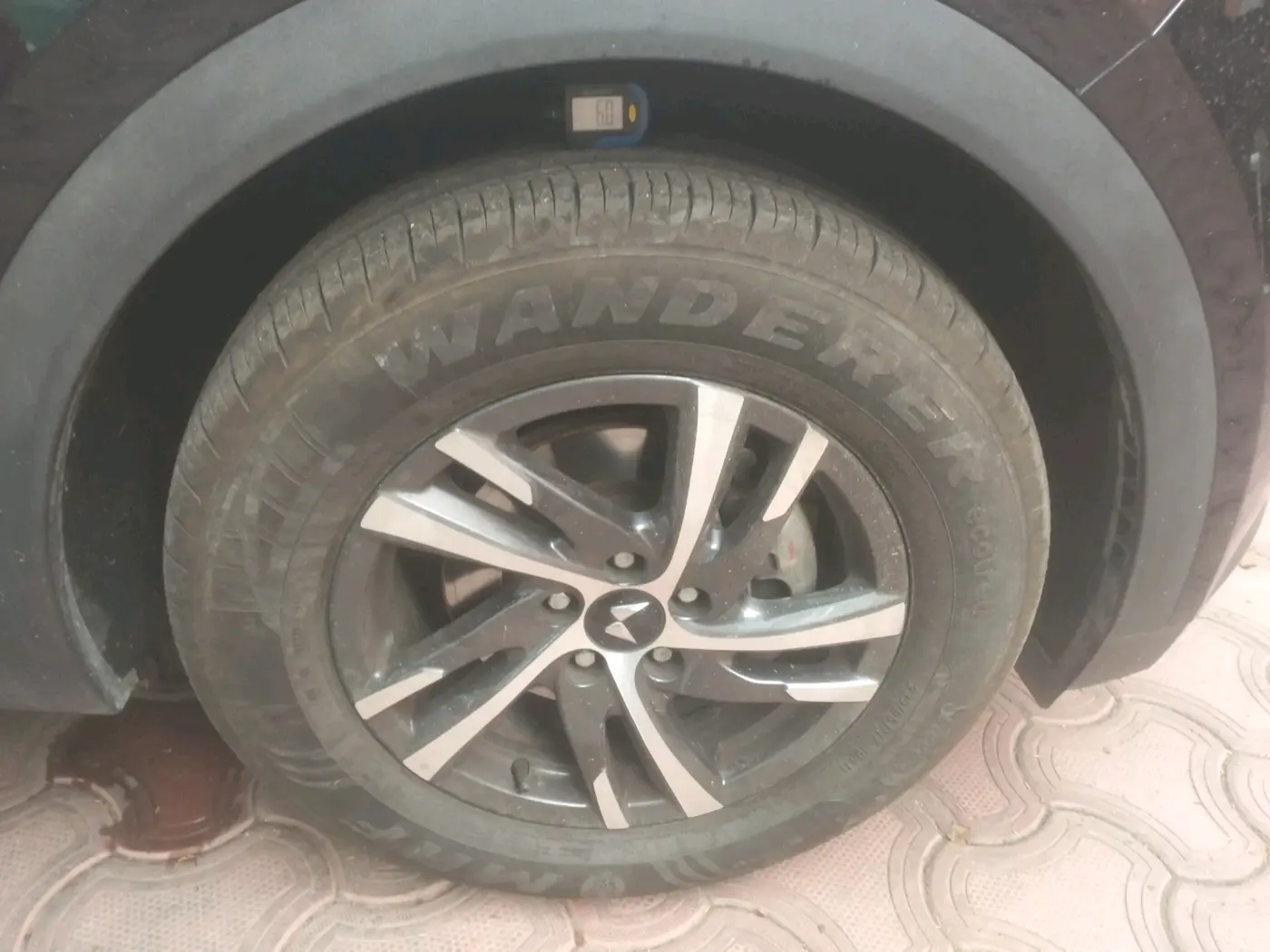 2025 Mahindra XUV700 AX 5 P MT 7 STR, Petrol, Manual, 11,565 km, tyre