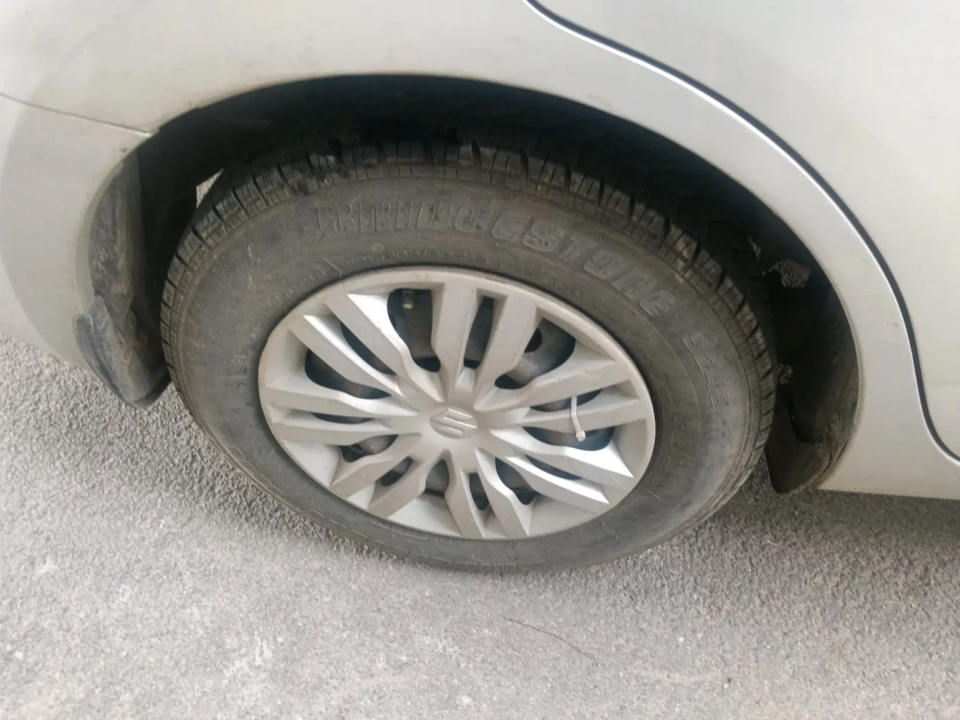 2017 Maruti Dzire VXI, Petrol, Manual, 1,86,005 km, tyre