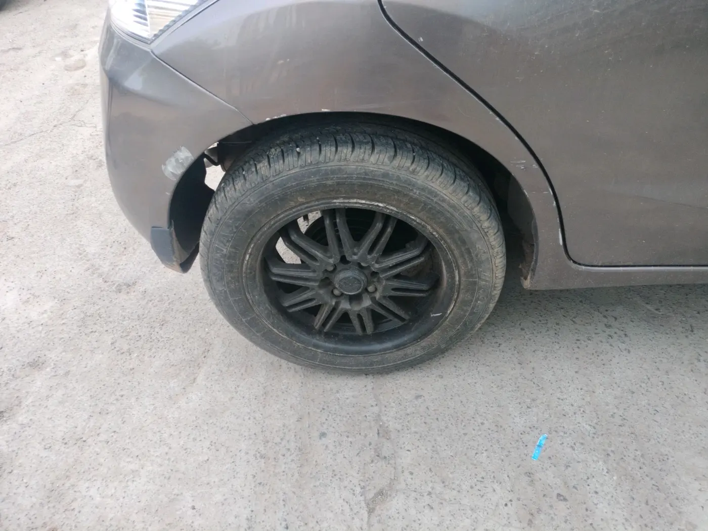 2013 Honda Brio E MT, Petrol, Manual, 75,693 km, tyre