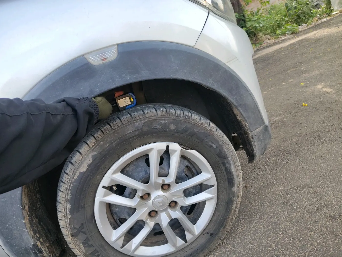 2022 Renault TRIBER RXL MT, Petrol, Manual, 1,54,845 km, tyre