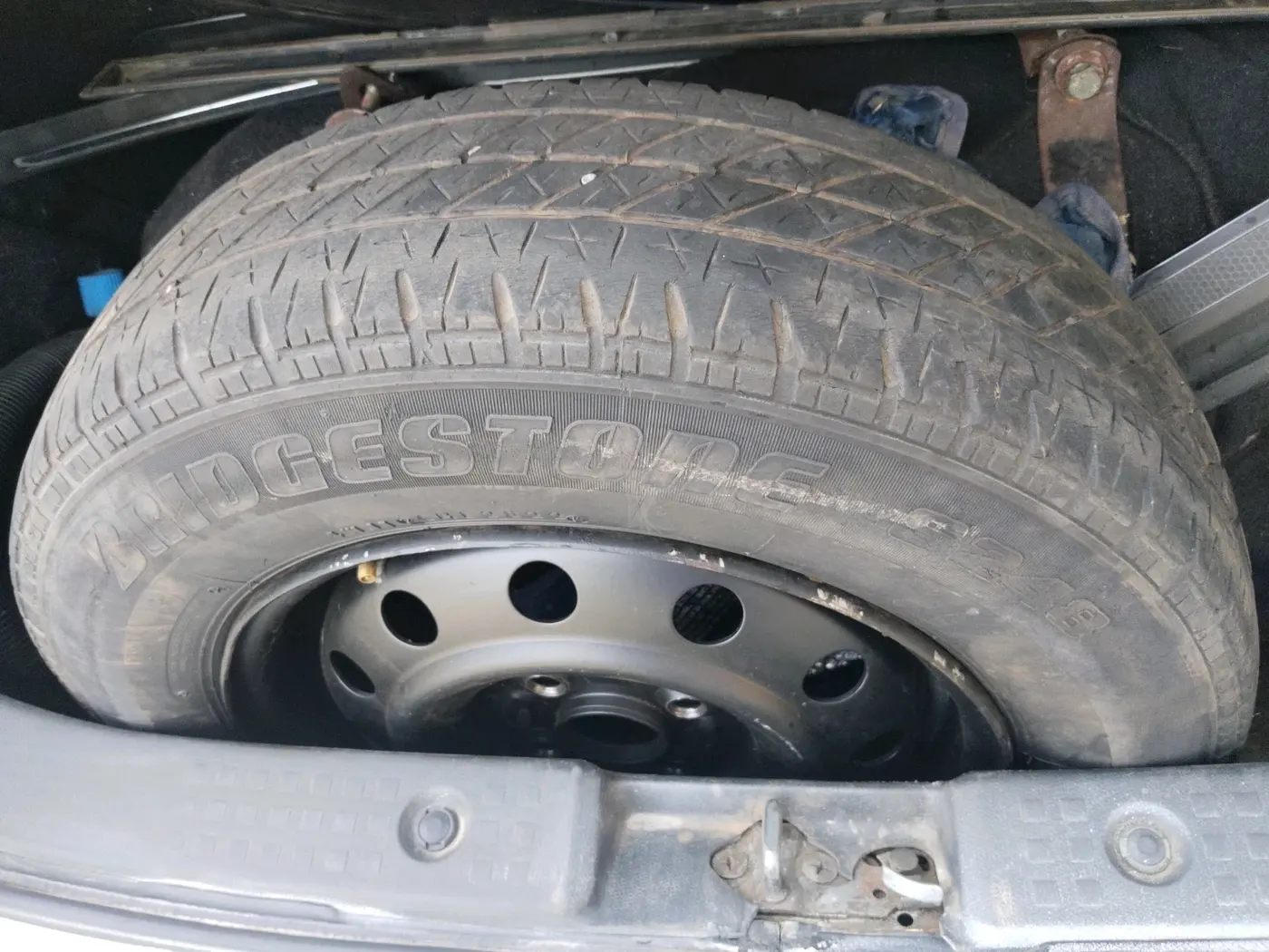 2011 Maruti Swift LXI, CNG, Manual, 1,42,271 km, tyre