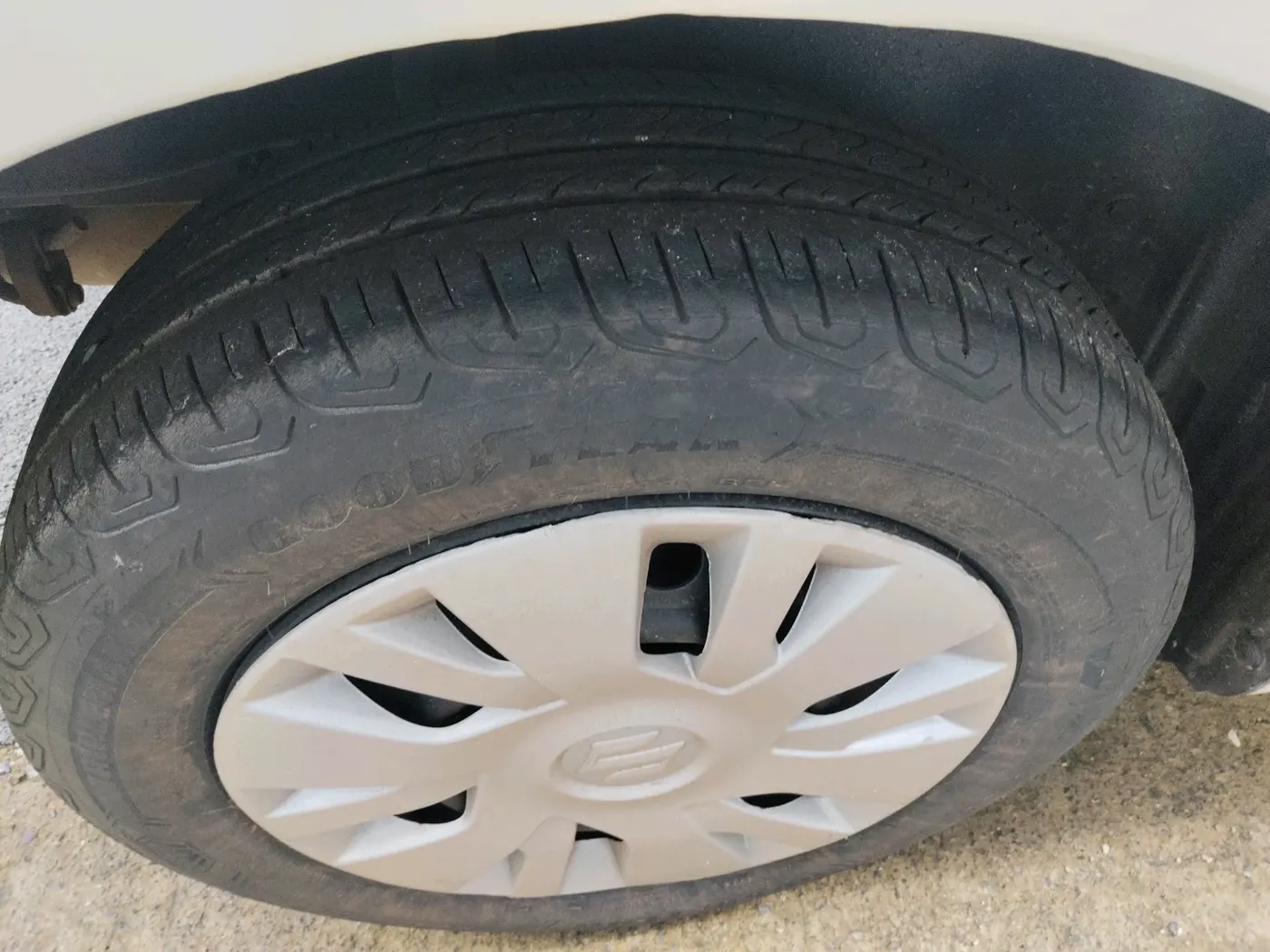 2011 Maruti Swift LXI, CNG, Manual, 1,42,271 km, tyre