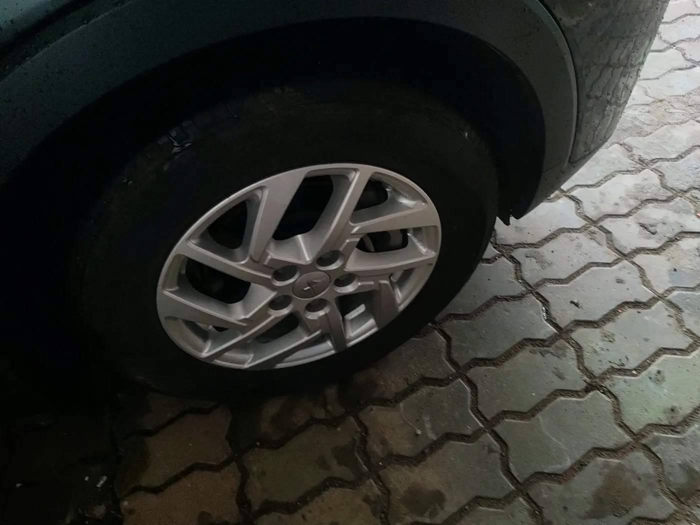 2024 Mahindra XUV300 W8 1.2 PETROL, Petrol, Manual, 22,716 km, tyre