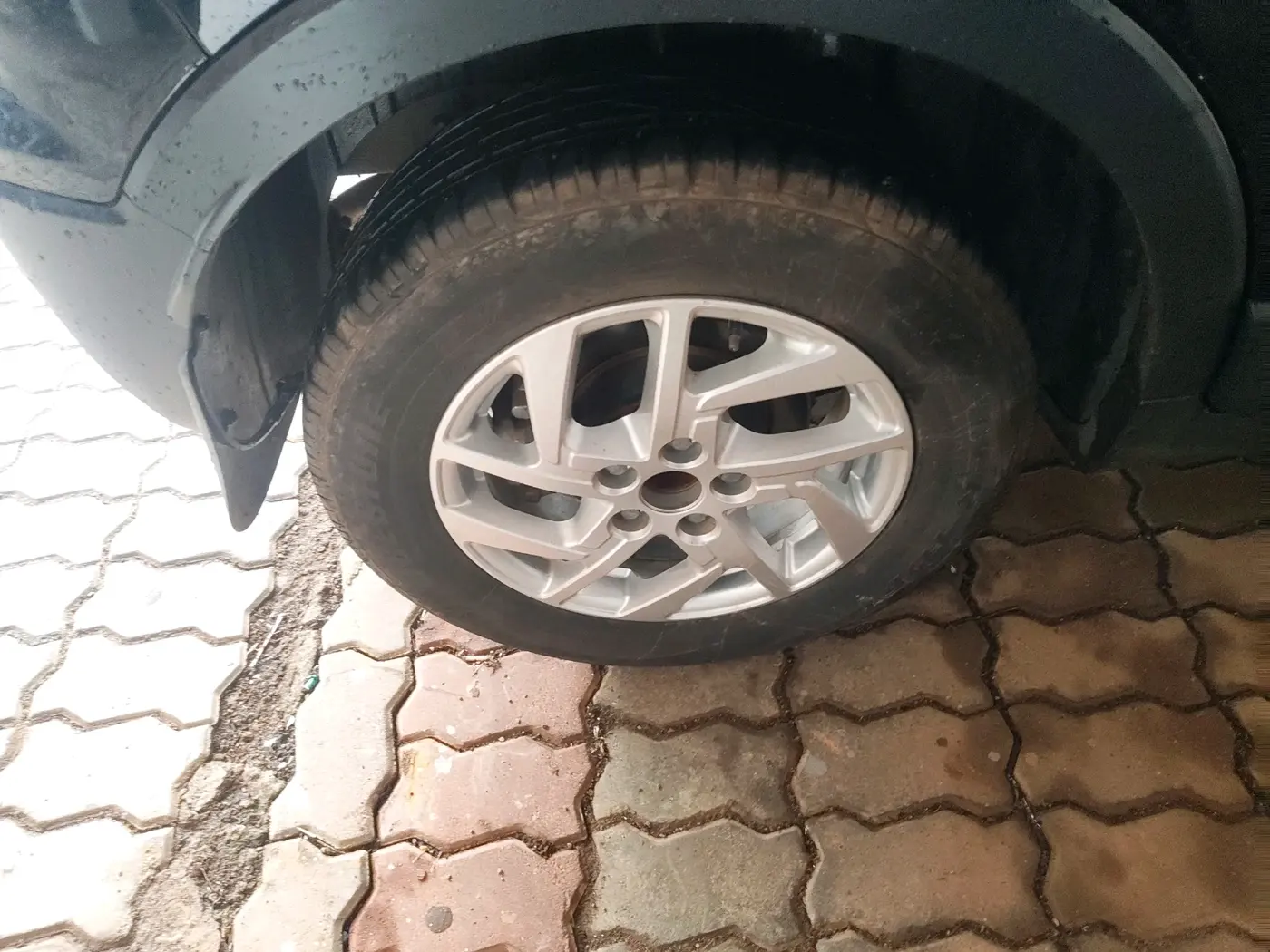 2024 Mahindra XUV300 W8 1.2 PETROL, Petrol, Manual, 22,716 km, tyre