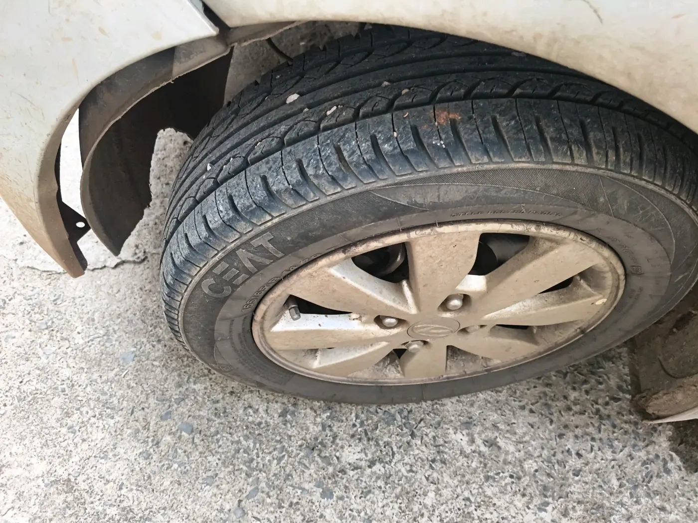 2014 Hyundai Xcent S (O) 1.2, Petrol, Manual, 2,05,114 km, tyre