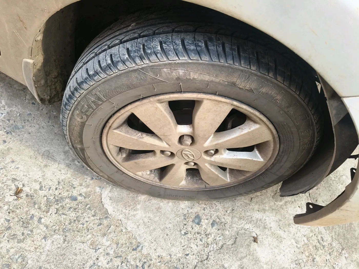2014 Hyundai Xcent S (O) 1.2, Petrol, Manual, 2,05,114 km, tyre