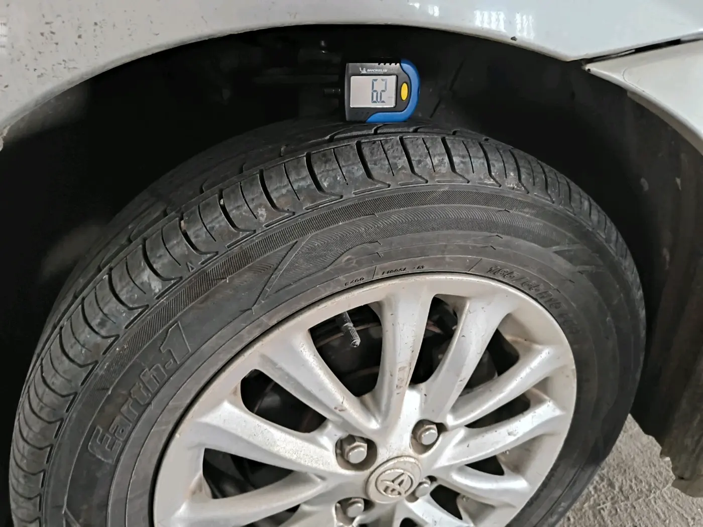 2011 Toyota Etios V, CNG, Manual, 1,69,457 km, tyre