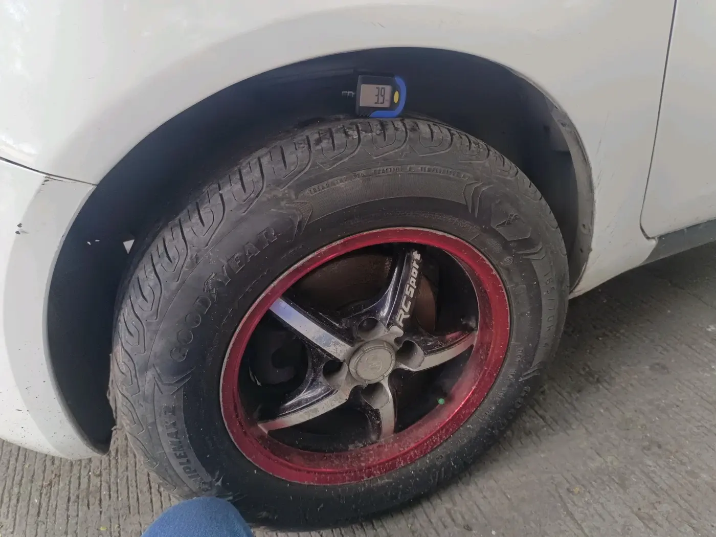 2011 Maruti Ritz VXI, CNG, Manual, 1,48,733 km, tyre