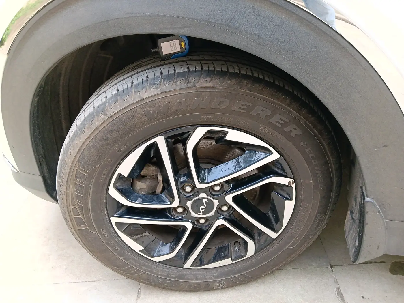 2022 KIA CARENS LUXURY PLUS 1.4 PETROL 7 STR, Petrol, Manual, 6,127 km, tyre