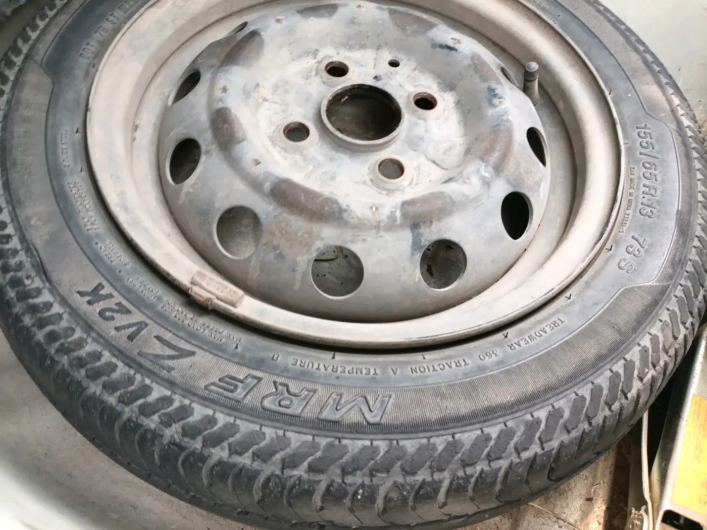 2011 Hyundai Eon ERA +, Petrol, Manual, 35,017 km, tyre