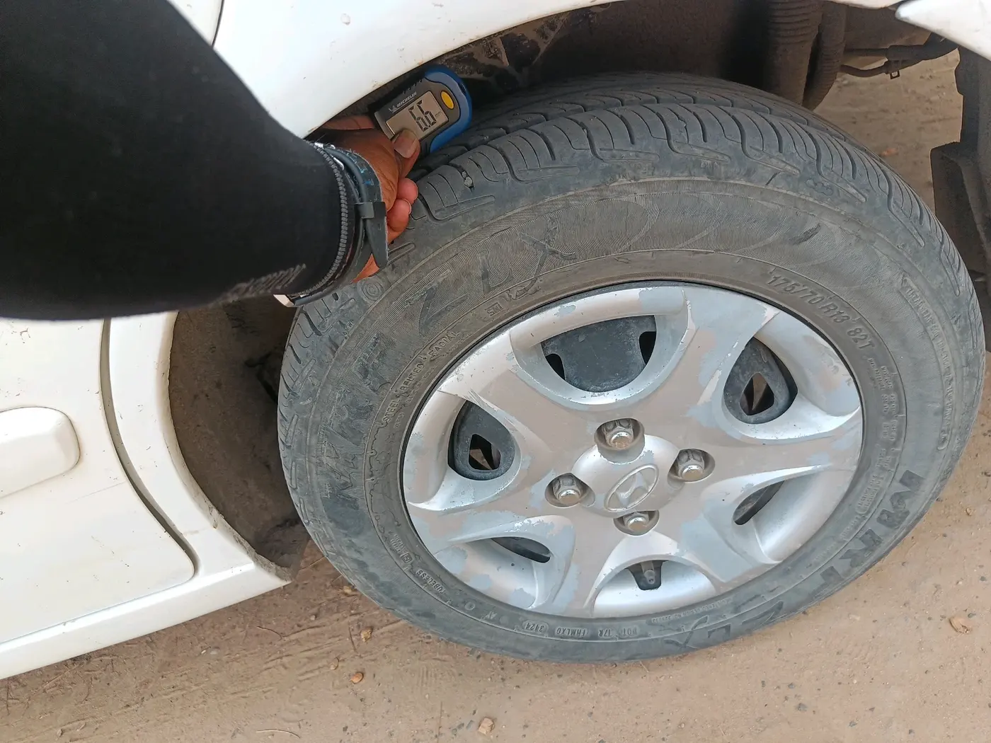 2011 Hyundai Accent GLE, CNG, Manual, 2,51,852 km, tyre