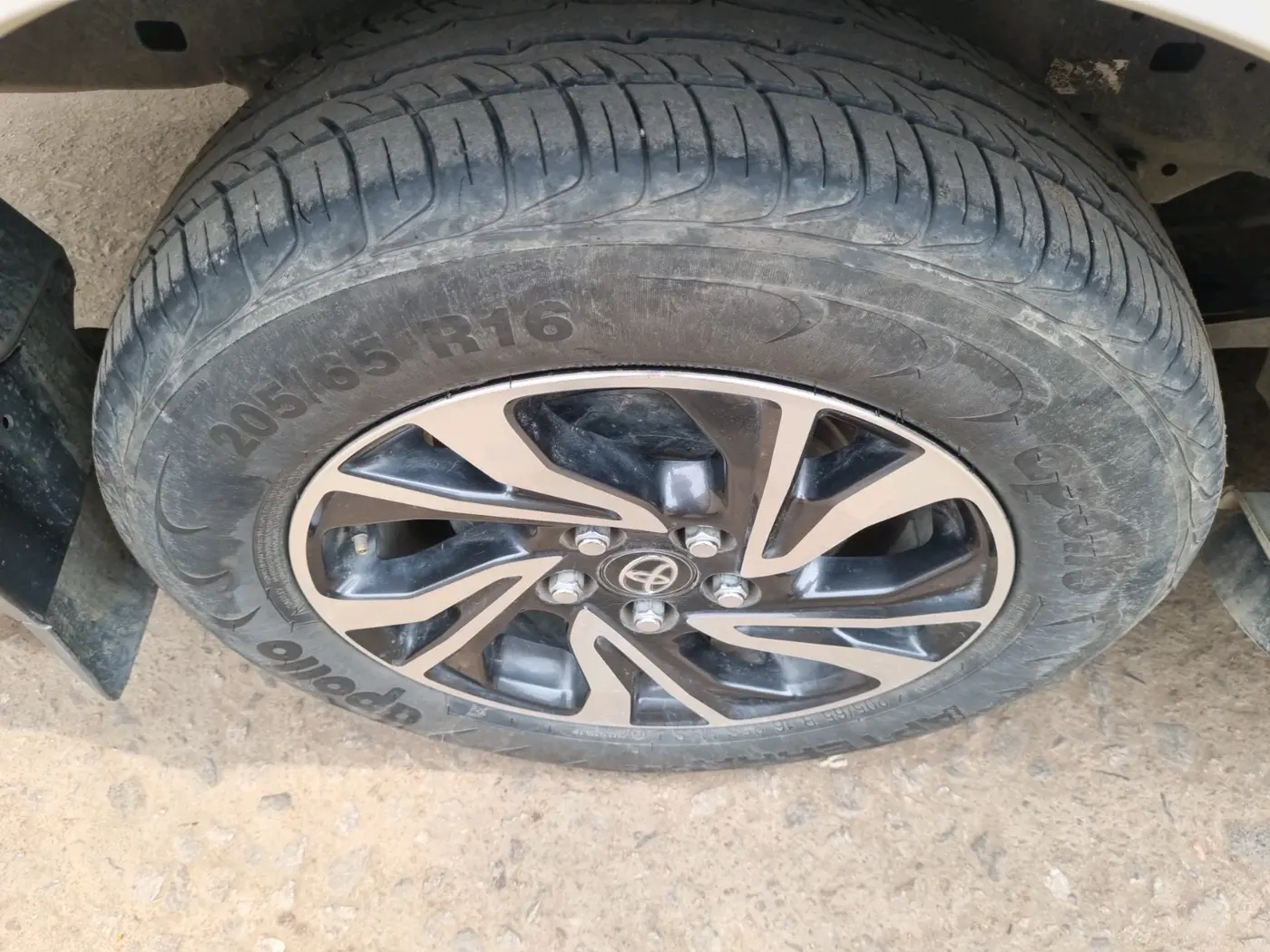 2025 Toyota Innova Crysta 2.4 VX 7STR, Diesel, Manual, 30,475 km, tyre