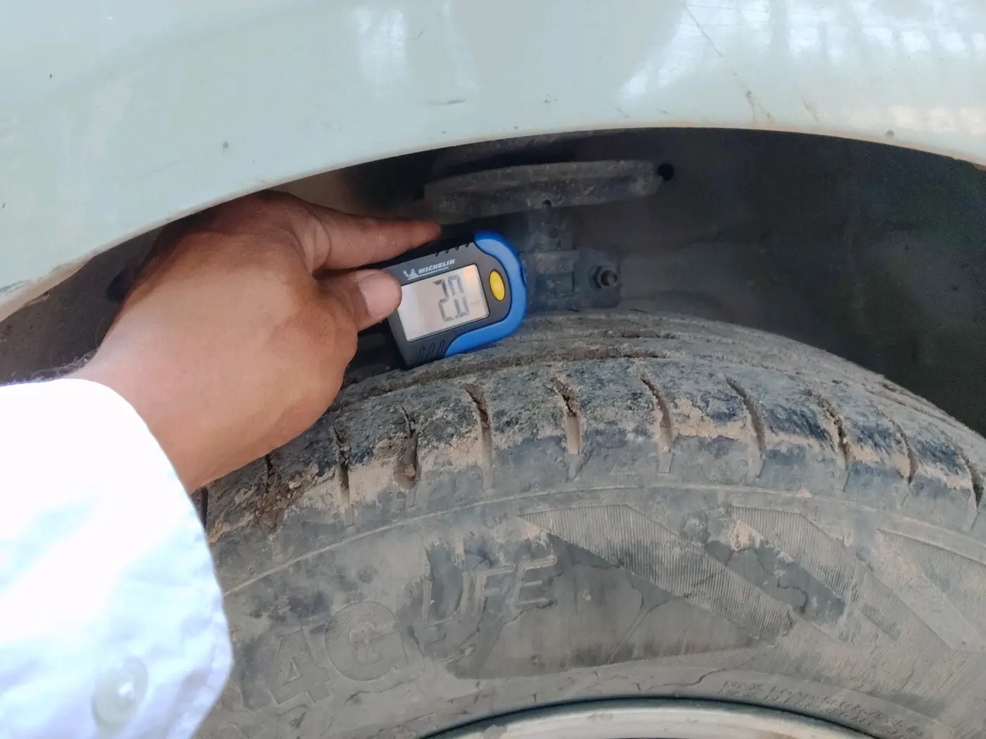2015 Maruti Swift VXI, CNG, Manual, 1,46,397 km, tyre