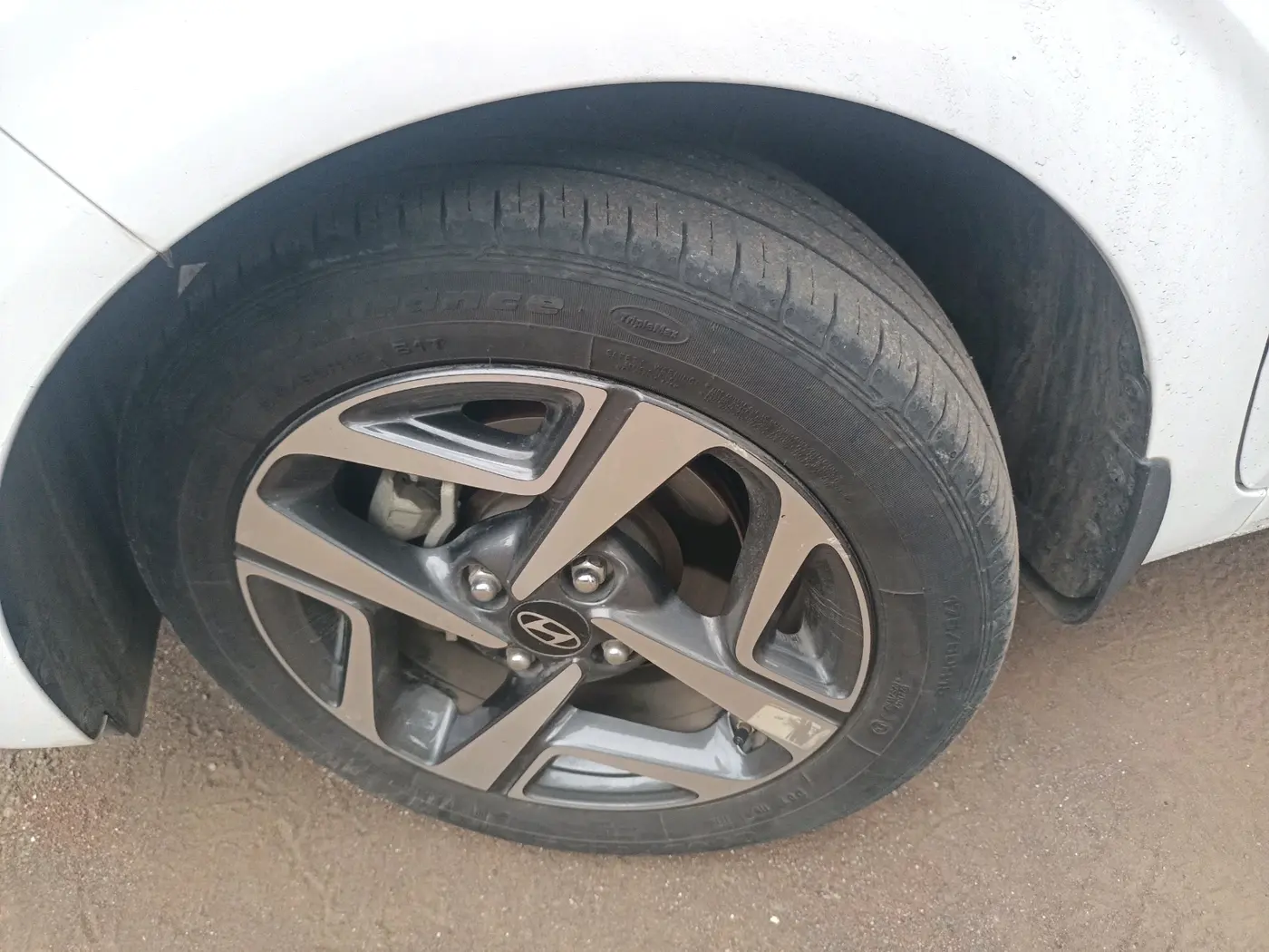 2025 Hyundai AURA SX 1.2 CNG, CNG, Manual, 27,290 km, tyre