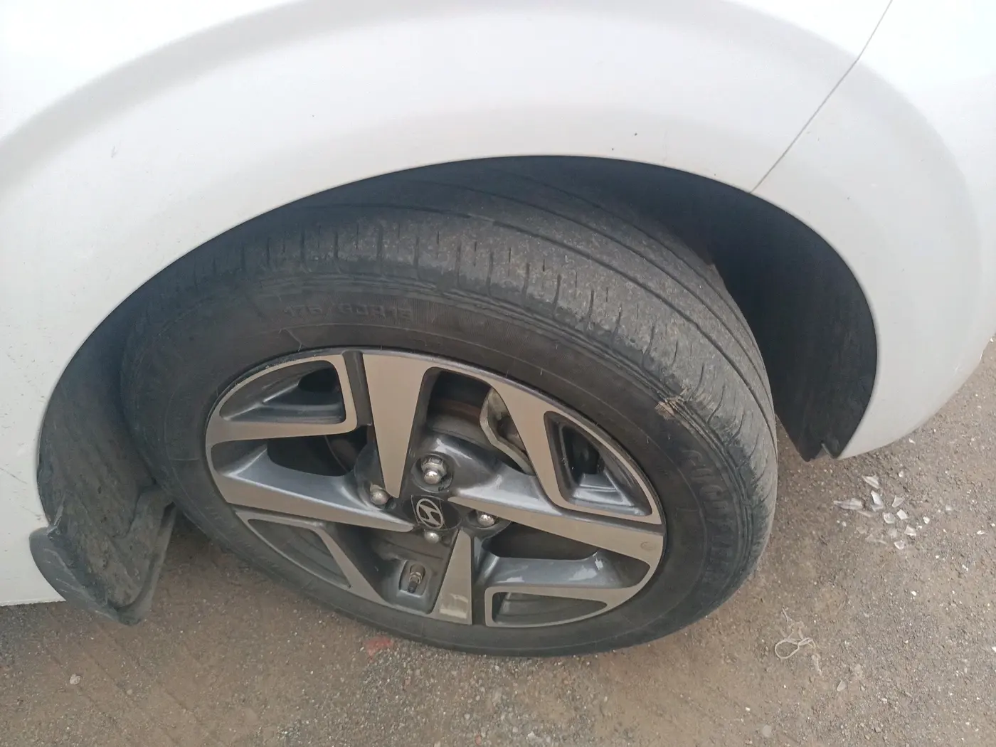 2025 Hyundai AURA SX 1.2 CNG, CNG, Manual, 27,290 km, tyre