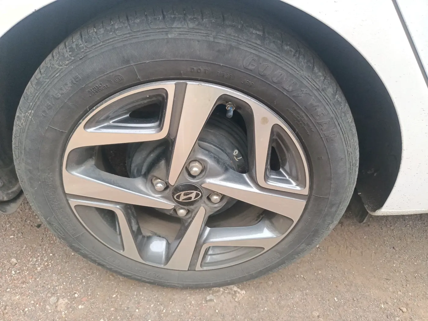 2025 Hyundai AURA SX 1.2 CNG, CNG, Manual, 27,290 km, tyre