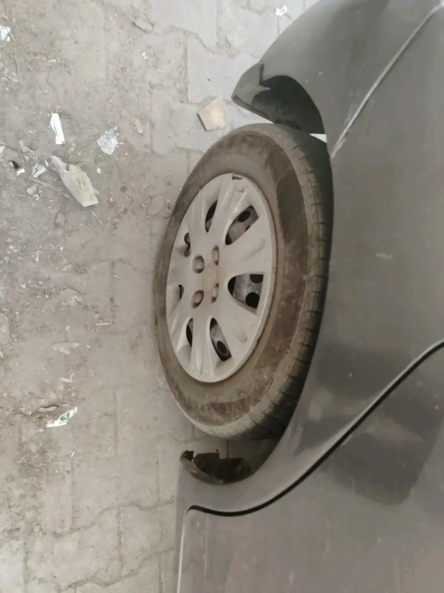 2012 Honda Brio S MT, CNG, Manual, 83,522 km, tyre