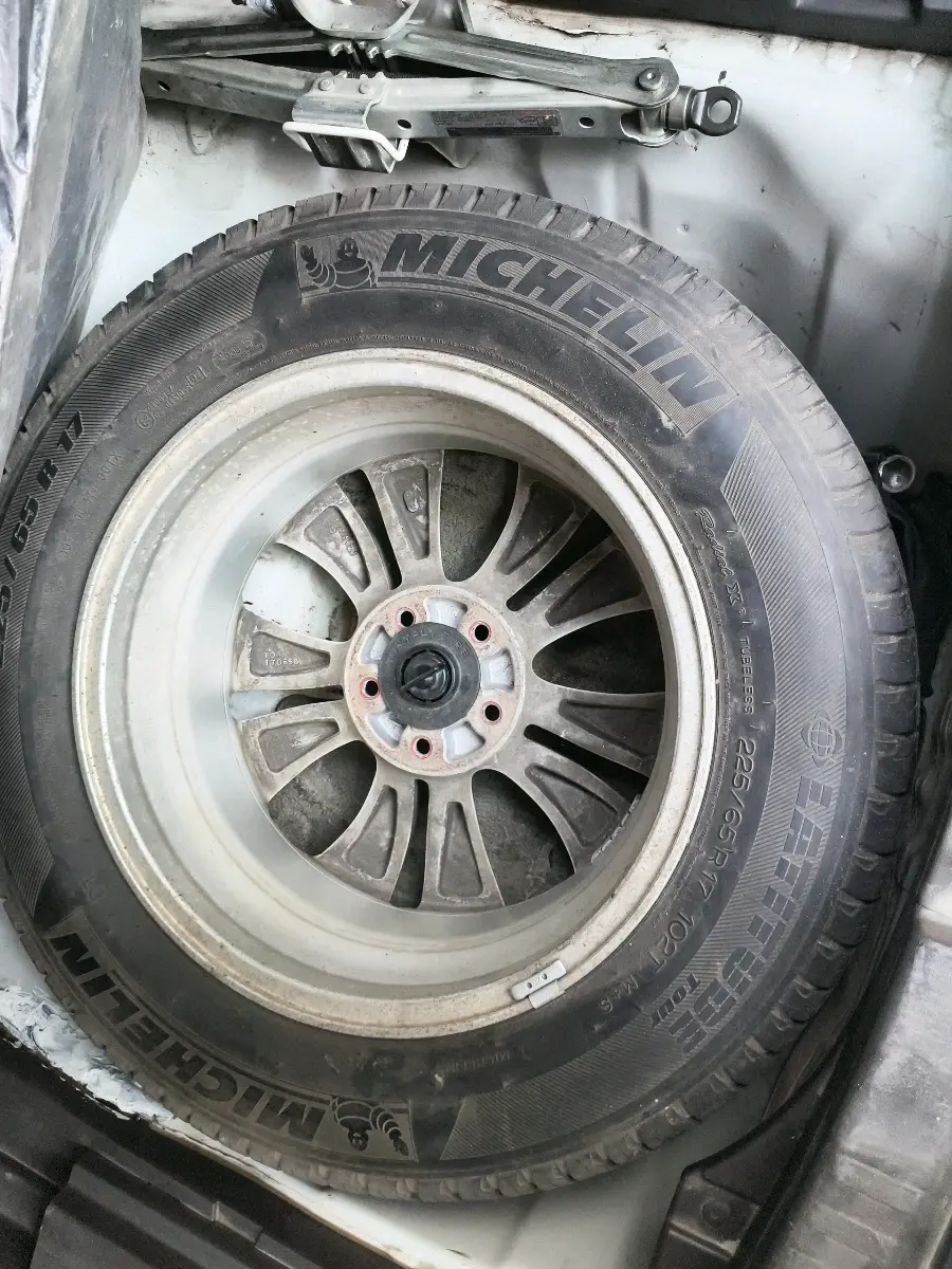 2014 Honda CRV 2.0L I-VTEC 2WD AT, Petrol, Automatic, 1,24,074 km, tyre