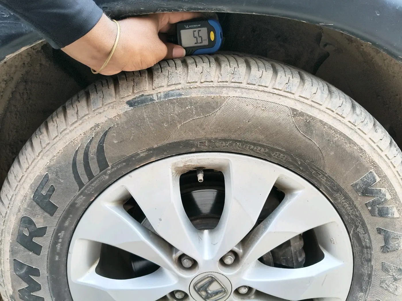 2014 Honda CRV 2.0L I-VTEC 2WD AT, Petrol, Automatic, 1,24,074 km, tyre