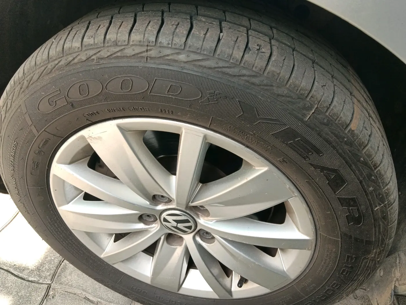 2012 Volkswagen Passat COMFORTLINE 2.0 TDI MT, Diesel, Manual, 1,34,881 km, tyre