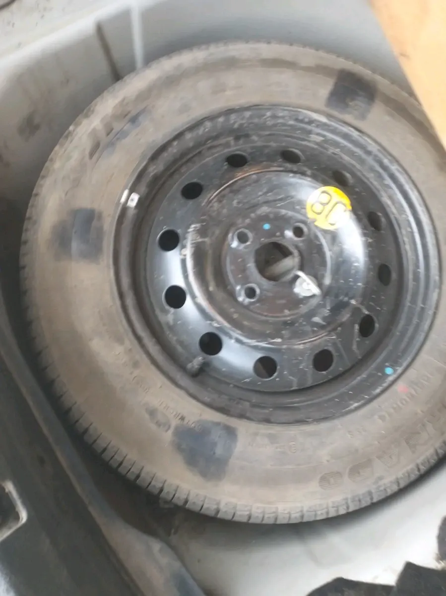2017 Maruti Dzire ZDI, Diesel, Manual, 1,37,433 km, tyre