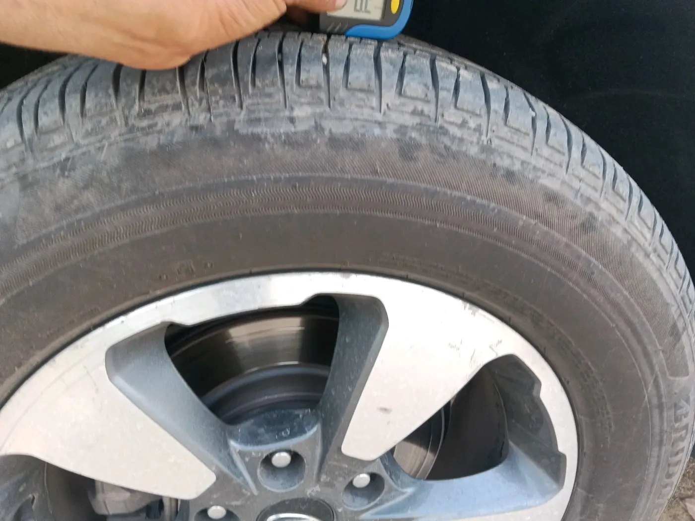 2018 Mahindra ALTURAS G4 4WD AT, Diesel, Automatic, 1,73,838 km, tyre