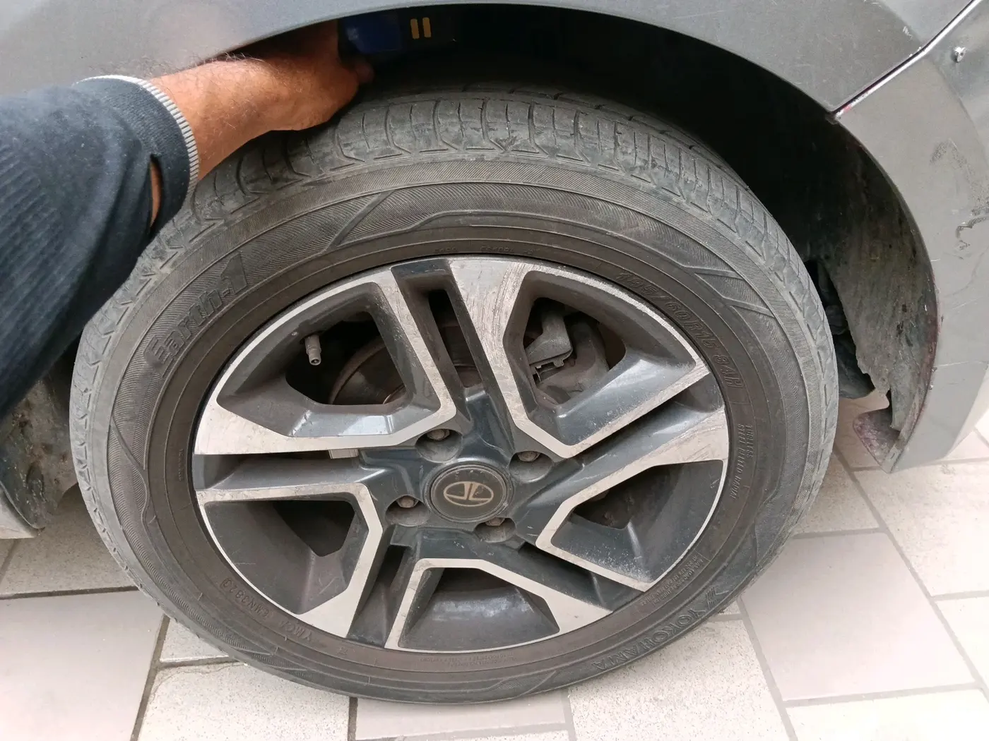 2019 Tata TIGOR XZ PLUS PETROL, CNG, Manual, 87,925 km, tyre