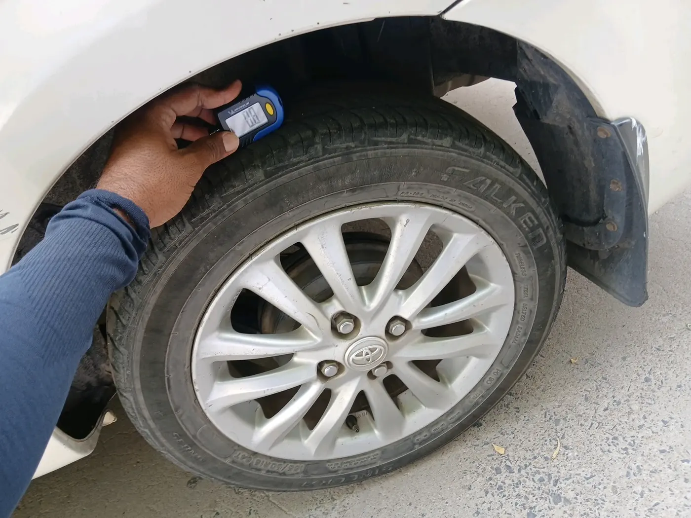 2011 Toyota Etios V, Petrol, Manual, 1,32,533 km, tyre