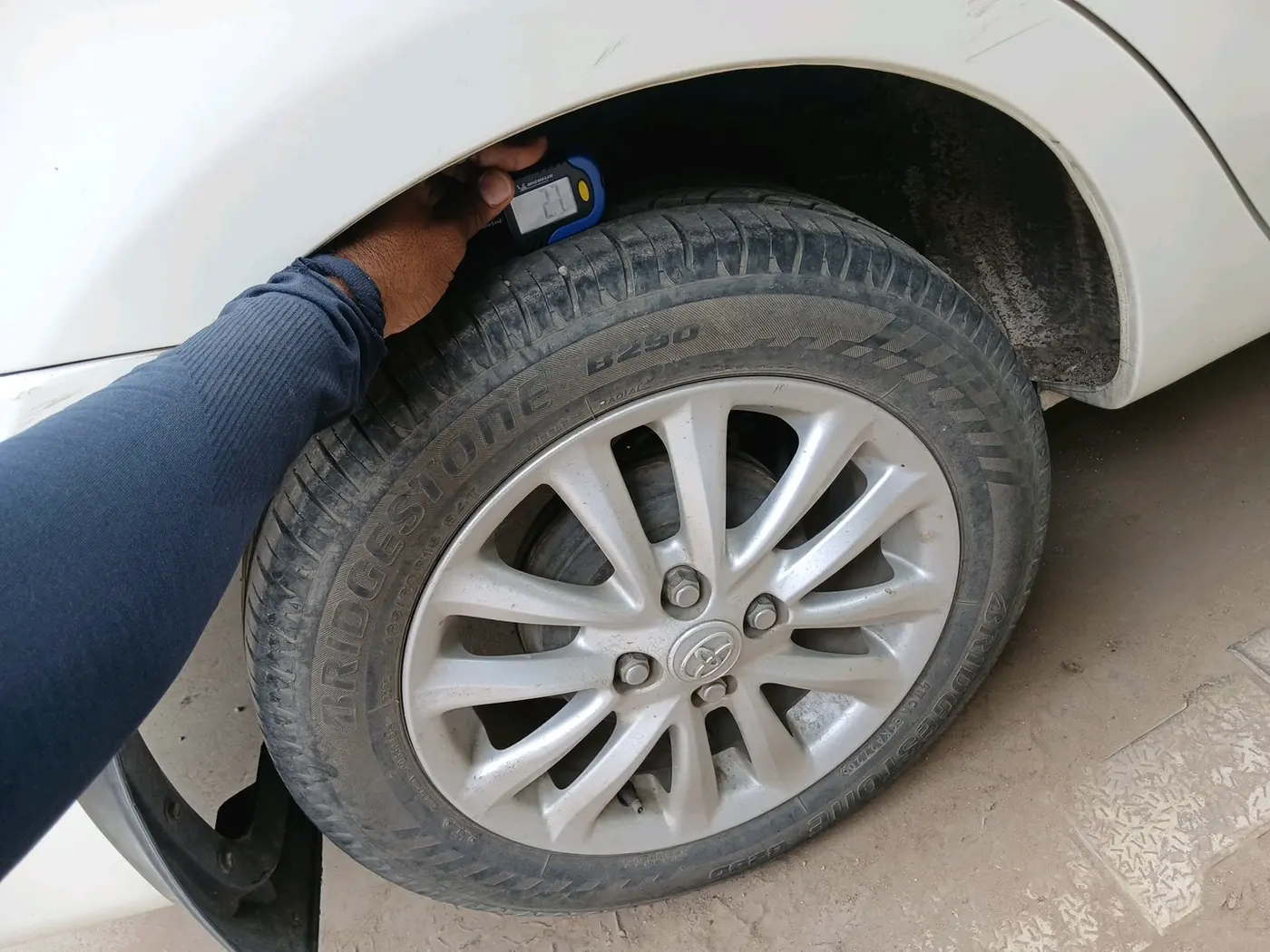 2011 Toyota Etios V, Petrol, Manual, 1,32,533 km, tyre