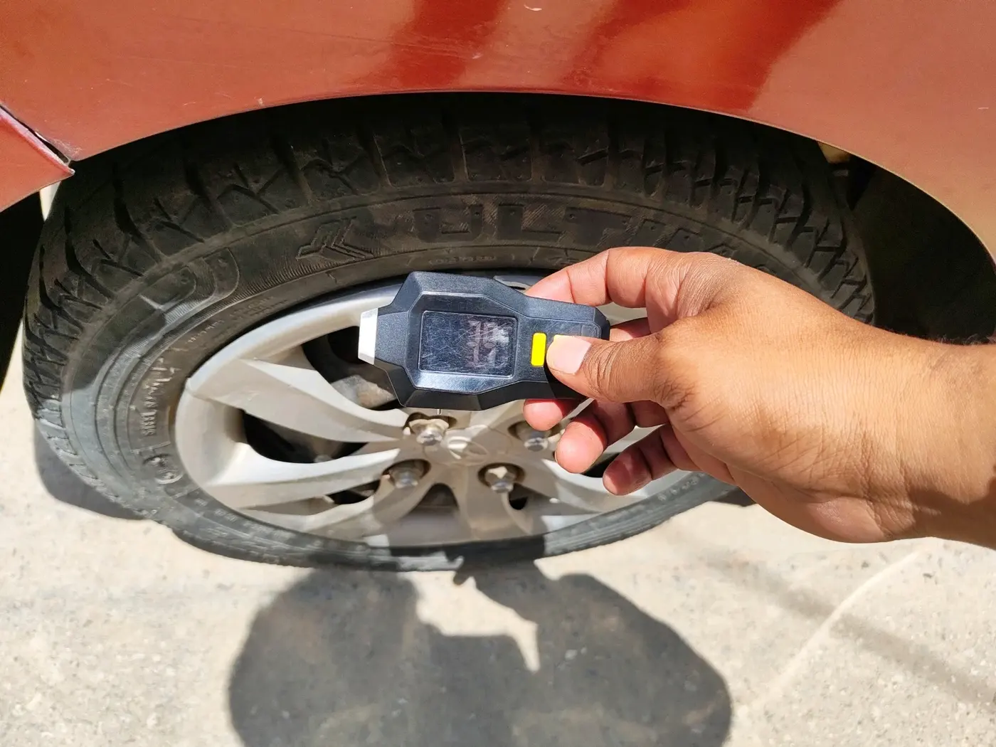 2013 Hyundai Eon SPORTZ, Petrol, Manual, 62,105 km, tyre