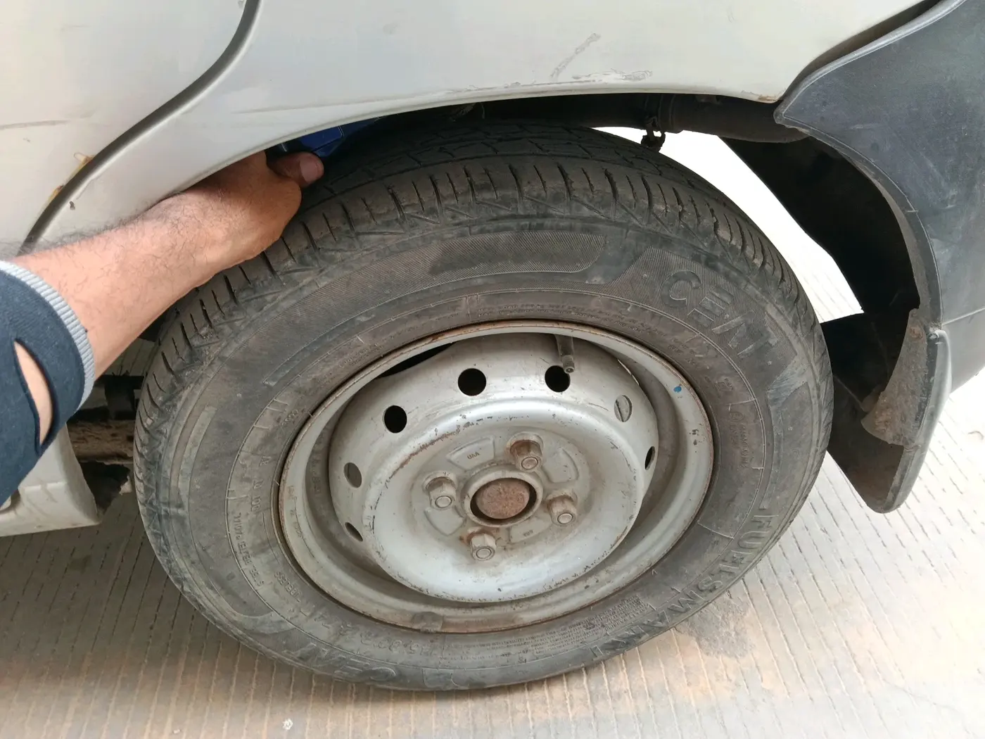 2011 Maruti Alto LXI, CNG, Manual, 1,03,624 km, tyre