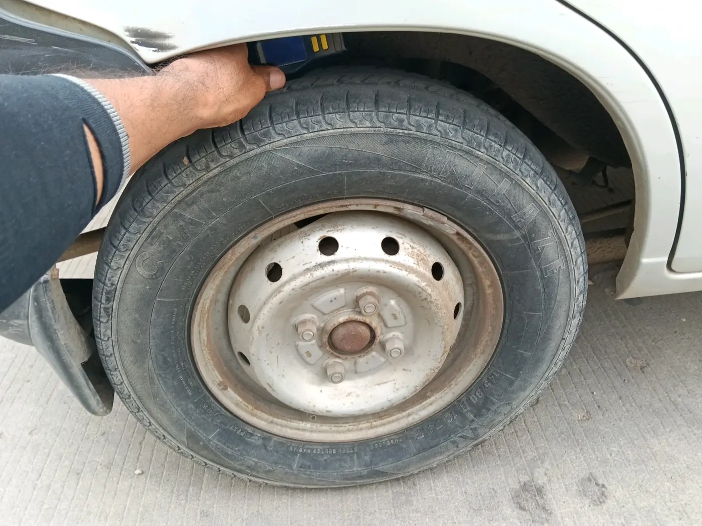 2011 Maruti Alto LXI, CNG, Manual, 1,03,624 km, tyre