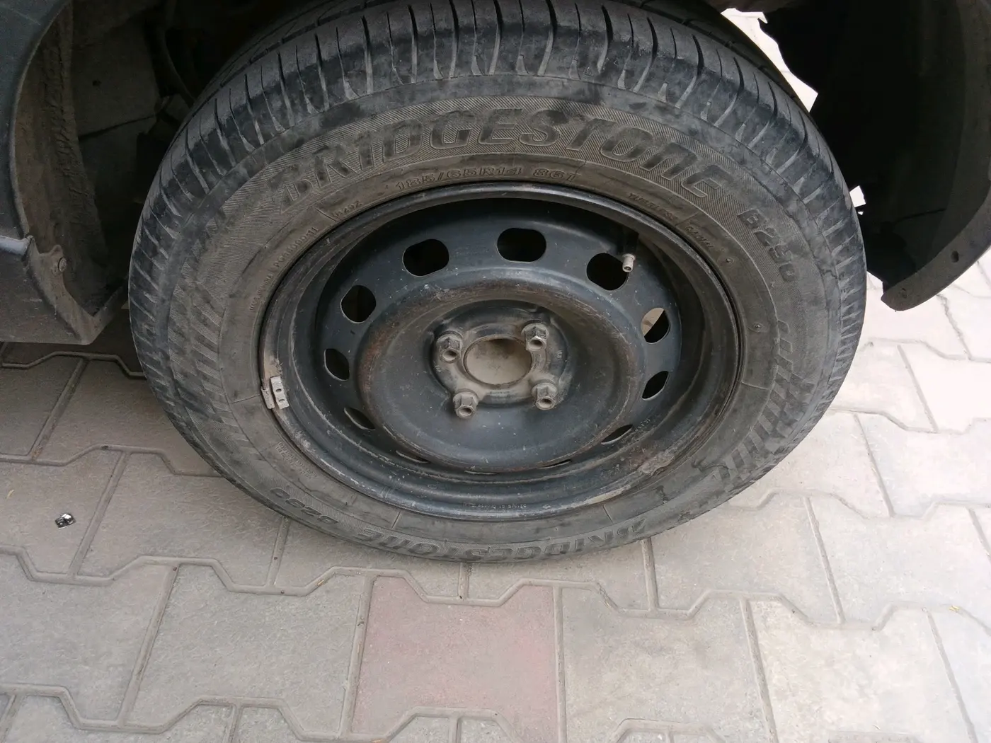 2016 Mahindra Kuv100 K4 6 STR, Petrol, Manual, 1,21,457 km, tyre