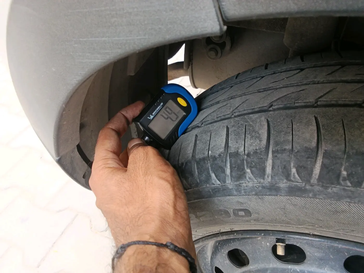 2016 Mahindra Kuv100 K4 6 STR, Petrol, Manual, 1,21,457 km, tyre