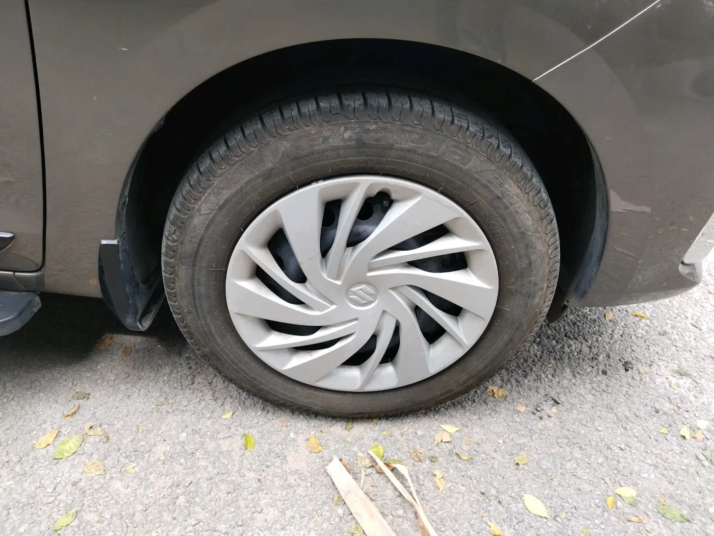 2023 Maruti Ertiga VXi (O), Petrol, Manual, 12,419 km, tyre