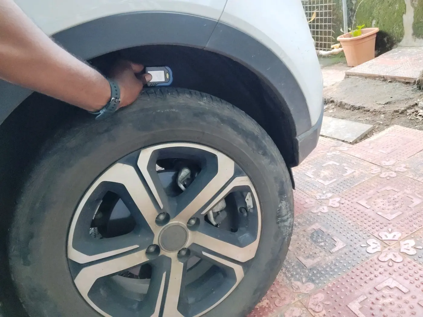 2023 Tata NEXON XZ PLUS PETROL, CNG, Manual, 33,730 km, tyre