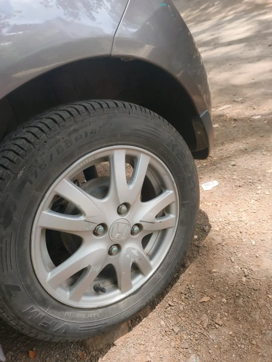 2012 Honda Brio V AT, Petrol, Automatic, 24,978 km, tyre