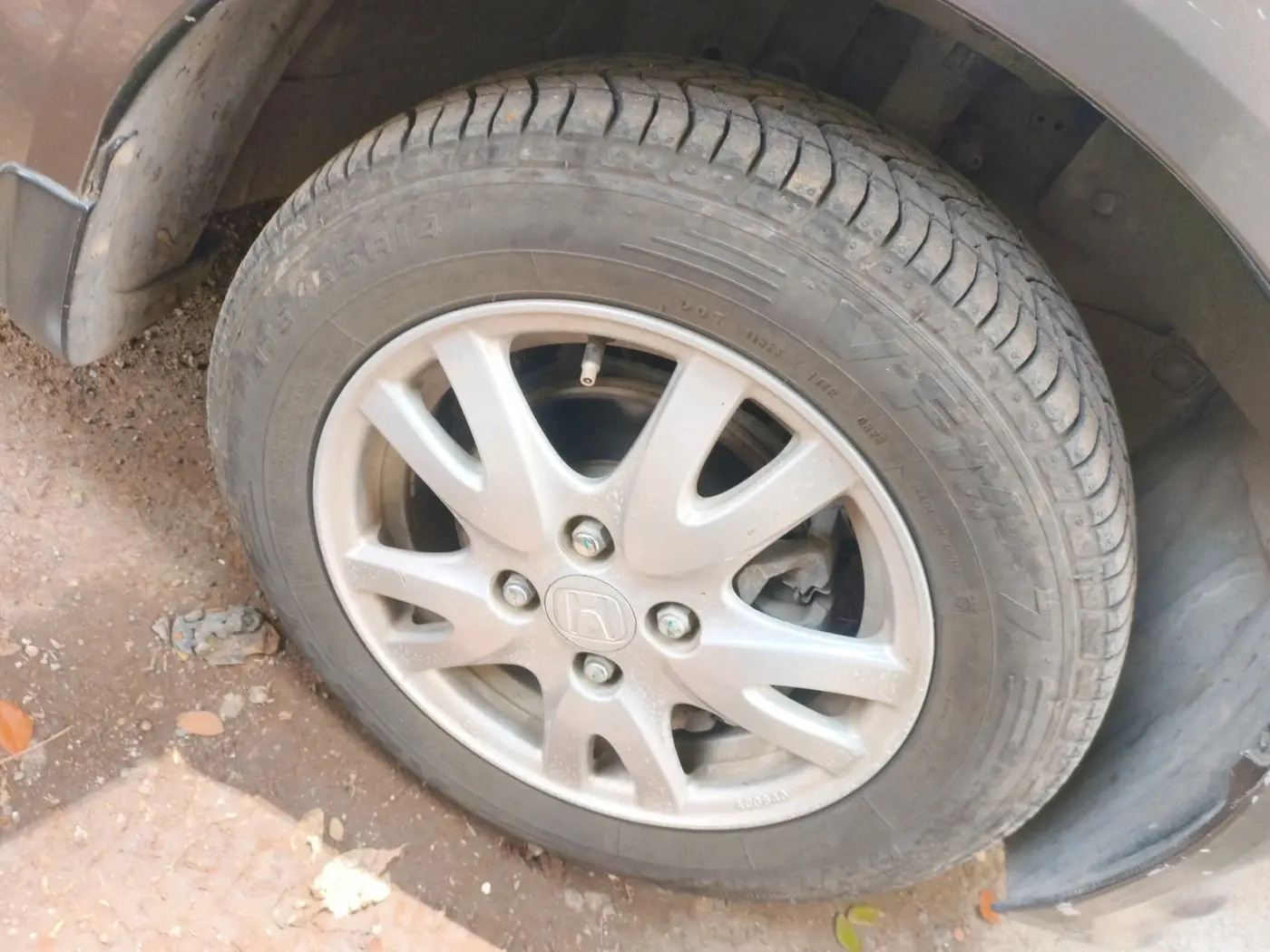 2012 Honda Brio V AT, Petrol, Automatic, 24,978 km, tyre